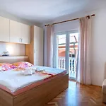 In With Balcony, Air Conditioning, Wifi, Washing Machine *