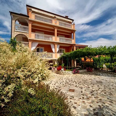 In With Balcony, Air Conditioning, Wifi, Washing Machine *