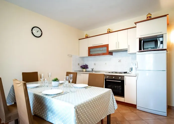 In With Balcony, Air Conditioning, Wifi, Washing Machine Lopar