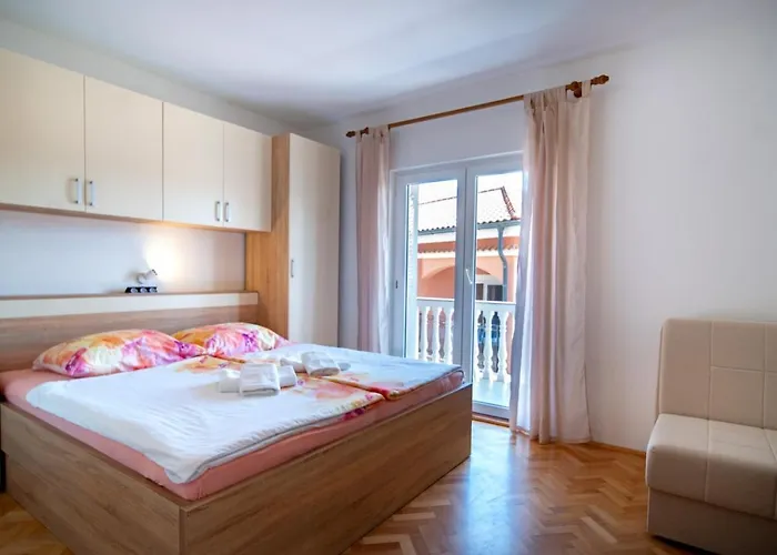 In With Balcony, Air Conditioning, Wifi, Washing Machine *