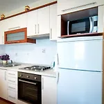 In With Balcony, Air Conditioning, Wifi, Washing Machine Lejlighed