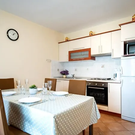 In With Balcony, Air Conditioning, Wifi, Washing Machine Lopar
