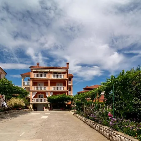 In With Balcony, Air Conditioning, Wifi, Washing Machine Lopar
