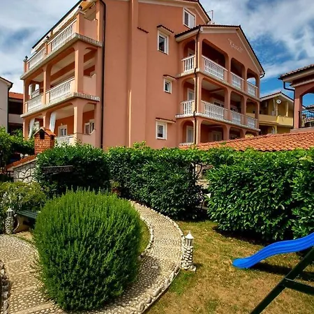In With Balcony, Air Conditioning, Wifi, Washing Machine Lejlighed