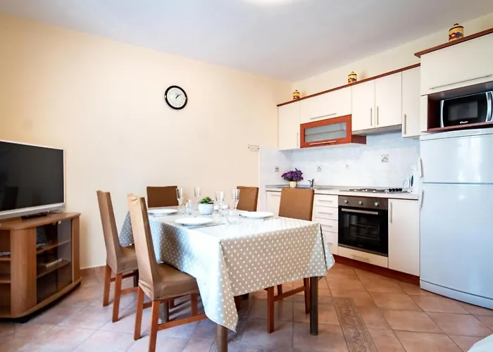 In With Balcony, Air Conditioning, Wifi, Washing Machine Apartment *