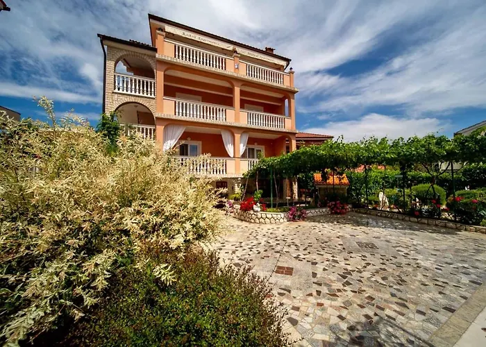 In With Balcony, Air Conditioning, Wifi, Washing Machine *